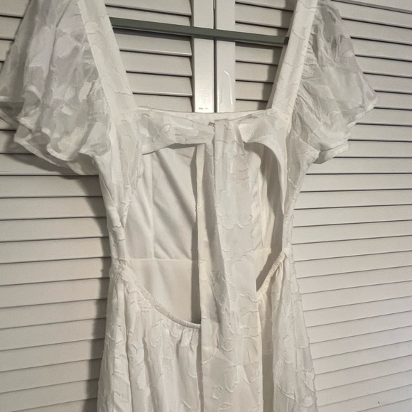 Lulu's White Tiered Floral Midi Dress Flutter Sleeves Tie Back Open Back Sz S - Picture 8 of 9